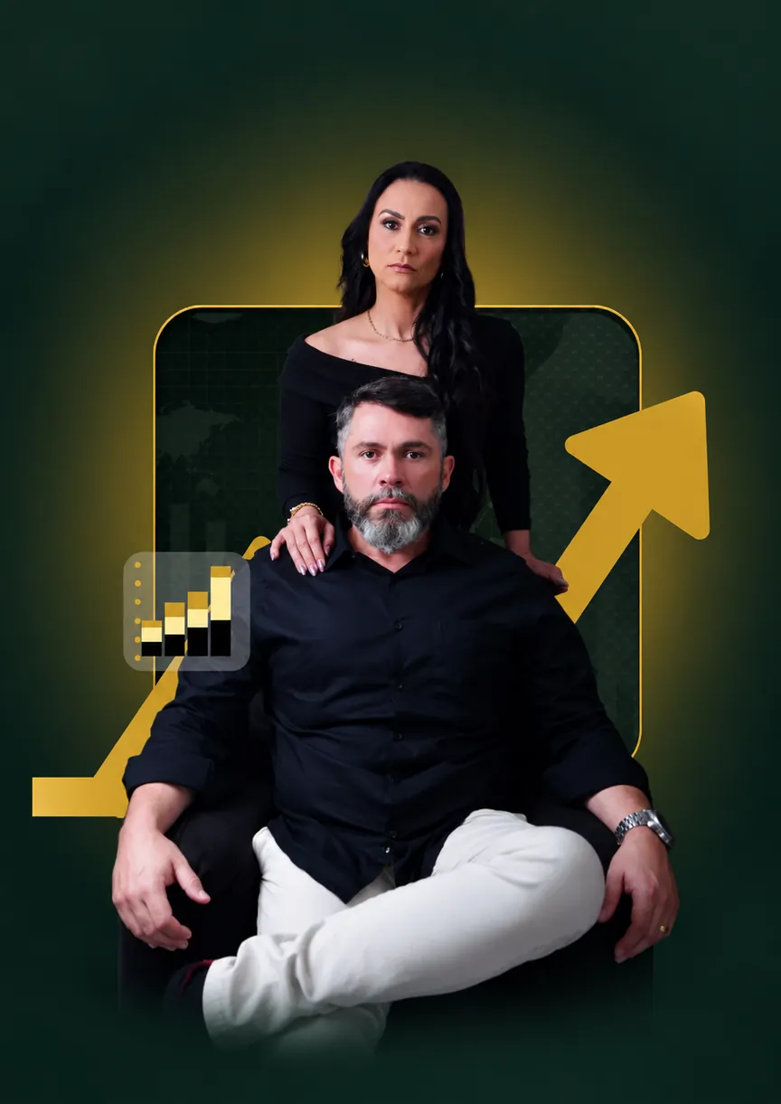 Sócios da M&A Contabilidade Consultiva diante de elementos gráficos dourados